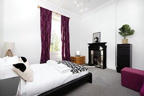 Delightful 3-bed Flat with Parking