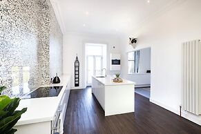 Delightful 3-bed Flat with Parking