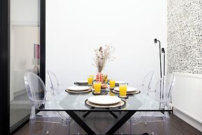 Delightful 3-bed Flat with Parking