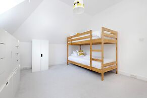 Delightful 3-bed Flat with Parking