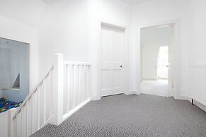 Delightful 3-bed Flat with Parking