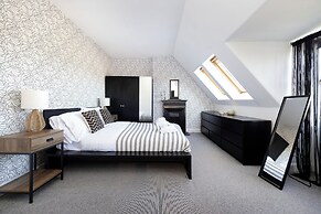 Delightful 3-bed Flat with Parking