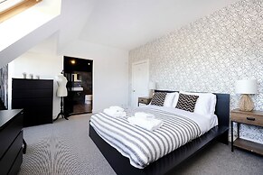 Delightful 3-bed Flat with Parking