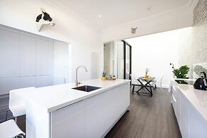 Delightful 3-bed Flat with Parking