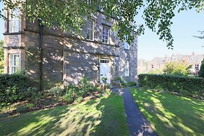 Delightful 3-bed Flat with Parking