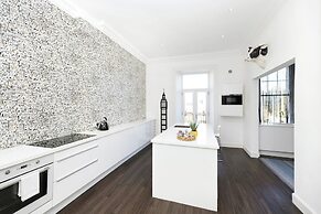 Delightful 3-bed Flat with Parking