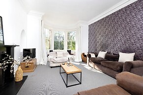 Delightful 3-bed Flat with Parking