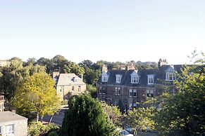 Delightful 3-bed Flat with Parking