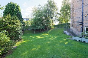 Delightful 3-bed Flat with Parking