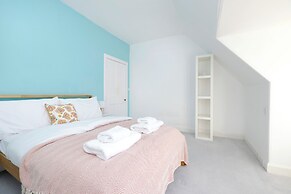 Delightful 3-bed Flat with Parking