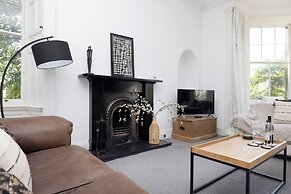 Delightful 3-bed Flat with Parking