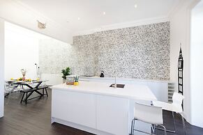 Delightful 3-bed Flat with Parking