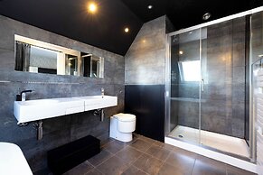 Delightful 3-bed Flat with Parking