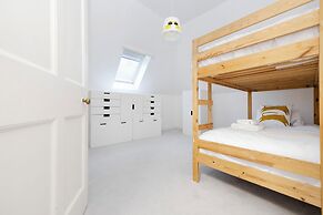 Delightful 3-bed Flat with Parking