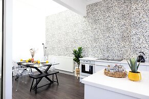 Delightful 3-bed Flat with Parking