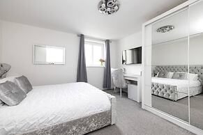 Elegant Flat with Balcony