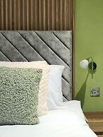 Quirky 2-Bed with Free Parking