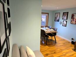 Quirky 2-Bed with Free Parking