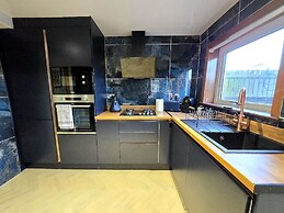 Quirky 2-Bed with Free Parking