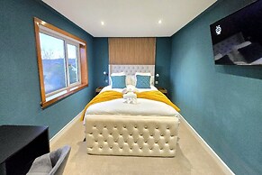 Quirky 2-Bed with Free Parking