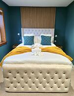 Quirky 2-Bed with Free Parking