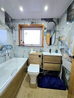 Quirky 2-Bed with Free Parking