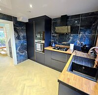 Quirky 2-Bed with Free Parking