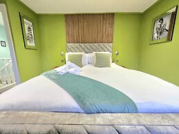 Quirky 2-Bed with Free Parking