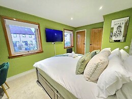 Quirky 2-Bed with Free Parking