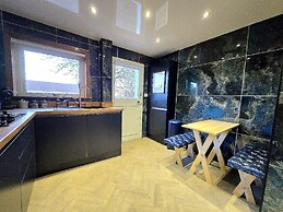 Quirky 2-Bed with Free Parking