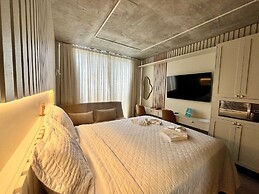 Setai Yacht Comfort II - By Almare Flats