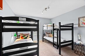 Spacious 4BR Townhome With Pool at Storey Lake