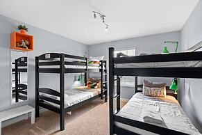 Spacious 4BR Townhome With Pool at Storey Lake