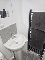 Cardiff City Apartment - Modern & Cozy