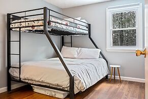 The Cheeky Chickadee Sleeps 7