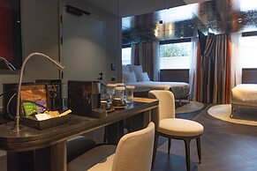 Adia Aluma Athens, Curio Collection By Hilton