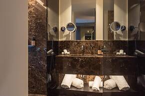 Adia Aluma Athens, Curio Collection By Hilton