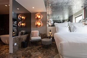 Adia Aluma Athens, Curio Collection By Hilton