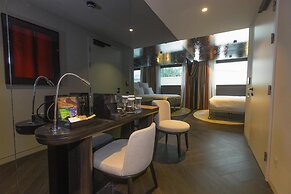 Adia Aluma Athens, Curio Collection By Hilton