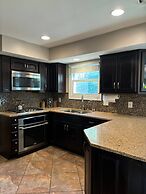 Luxury Modern Stay - 2000 Sqft