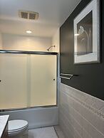 Luxury Modern Stay - 2000 Sqft