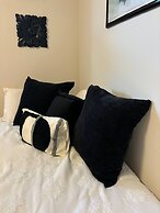 Luxury Modern Stay - 2000 Sqft