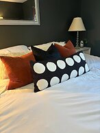 Luxury Modern Stay - 2000 Sqft