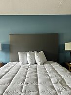 LakeWood Inn & Suites