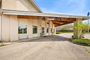 LakeWood Inn & Suites