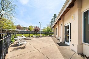 LakeWood Inn & Suites