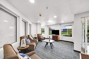 LakeWood Inn & Suites