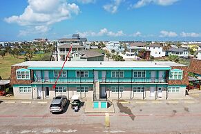 2 Units Beachfront Complex w Pool Pickleball Beach Bliss Bleach Bungal