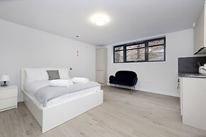 JOIVY Superior Studio near The Meadows