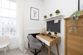 Bright and Modern Flat with desk